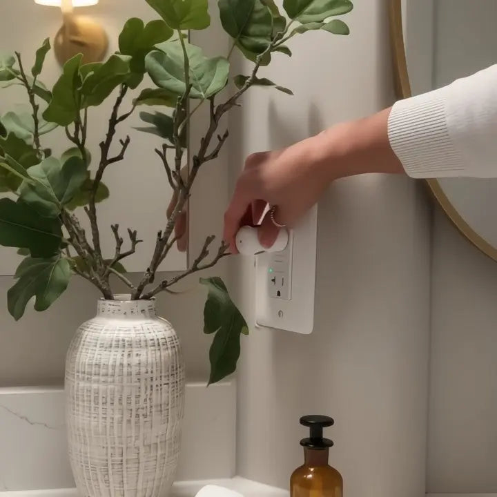 GlowEase™ | Elegantes Nachtlicht: Sanfte Sicherheit im Flur. Automatisch & einfach für Ihr Zuhause.